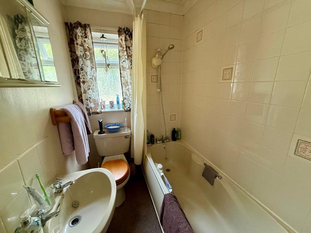 Lot: 68 - FREEHOLD INVESTMENT - PURPOSE-BUILT BLOCK OF TWO FLATS - Ground floor flat bathroom